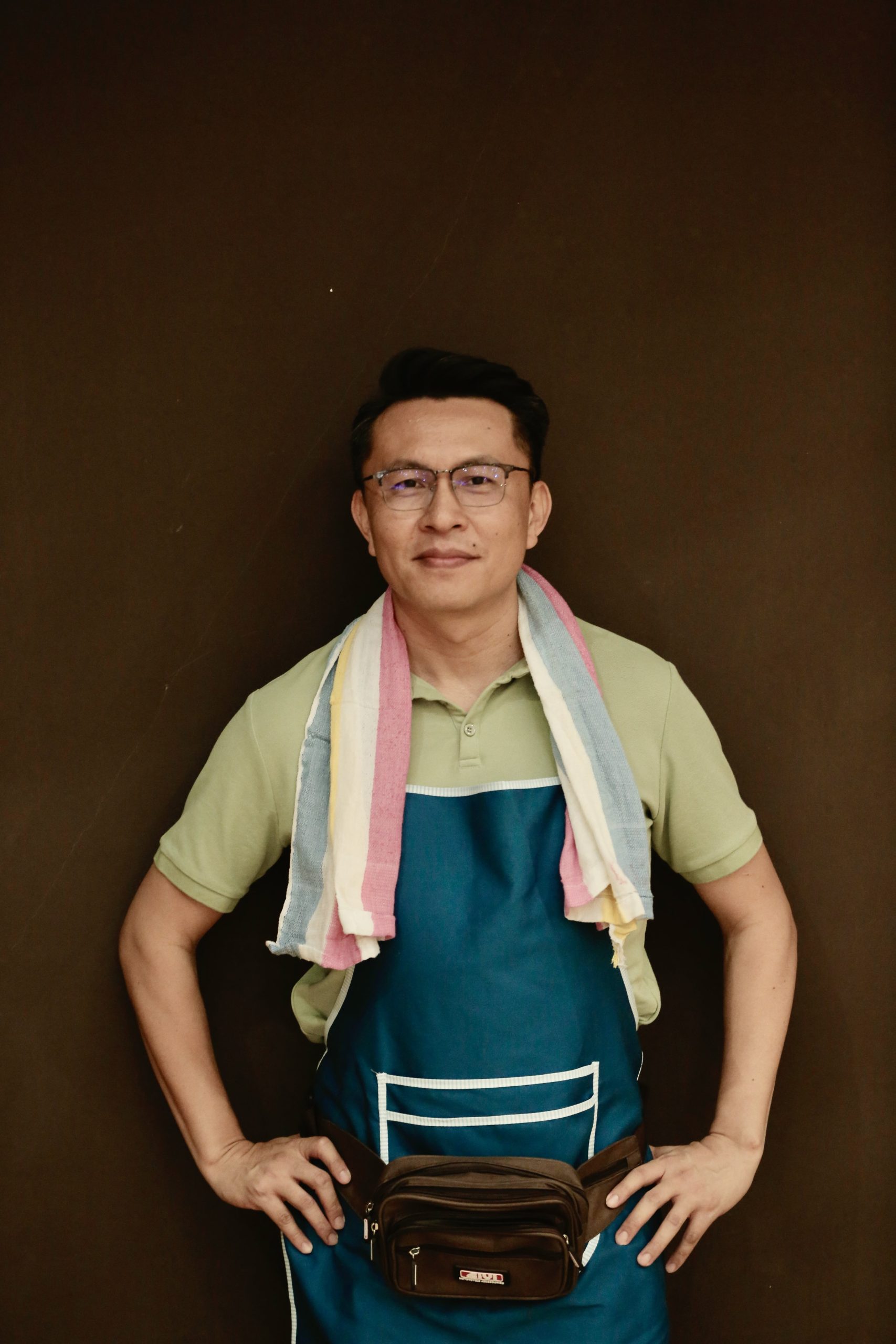 父亲(吴达志)卖鸡饭的小贩，性格温和随和，常常被周围的人占便宜，默默忍耐，展现了无私的包容和耐性。