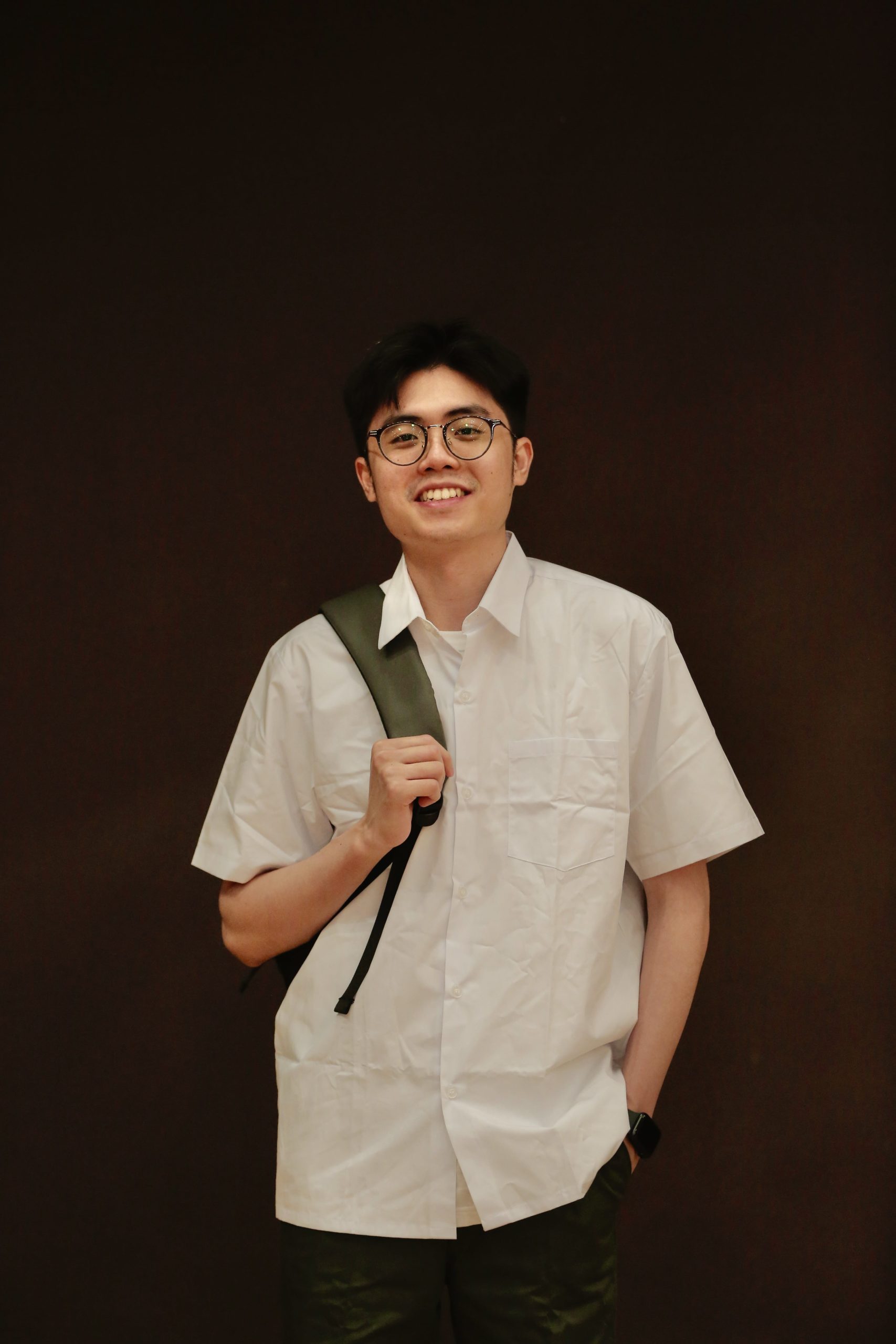 儿子(吴伟德)在单亲家庭中长大，因父亲的性格而感到孤单和不被理解，随着年纪增长，逐渐变得暴躁，心中满是对父亲的不满。